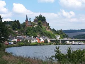 a town on top of a hill next to a river at Ferienwohnung Emma in Konz