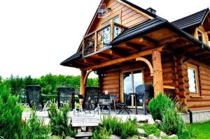 克鲁斯兹考采Domek pod Limbami的小木屋设有桌椅甲板