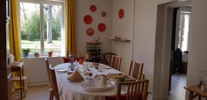 uma sala de jantar com uma mesa e cadeiras e uma janela em Le Verger Moulins Yzeure em Yzeure
