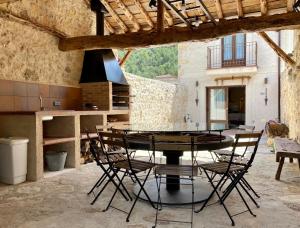 a dining room with a table and chairs in a kitchen at Casa del Tío Marcelo in Pedraza-Segovia
