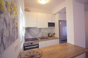 Kuchyň nebo kuchyňský kout v ubytování Sun Apartments