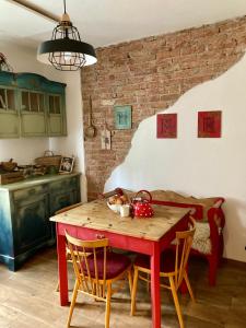 een keuken met een rode tafel en stoelen en een keuken met een bank bij Chalupa Spoko Liptov in Trstené