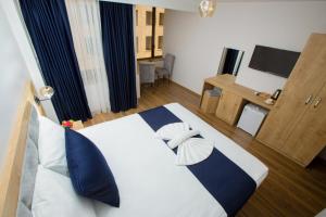 1 dormitorio con 1 cama grande y un visor azul y blanco en Golden Street Hotel, en Estambul
