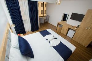 a bedroom with a large bed with a blue and whitevisorvisorvisor at Golden Street Hotel in Istanbul