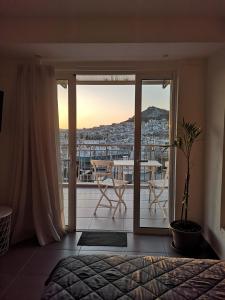 - une chambre avec un balcon offrant une vue sur la ville dans l'établissement Athens from the Top, Cozy Studio in the City Center, à Athènes