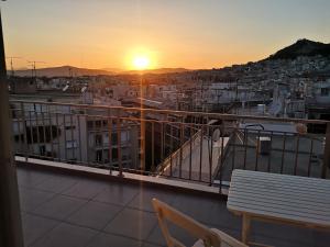 balcone con vista sulla città al tramonto di Athens from the Top, Cozy Studio in the City Center ad Atene