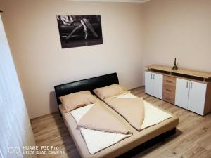 Posteľ alebo postele v izbe v ubytovaní Renáta Apartman