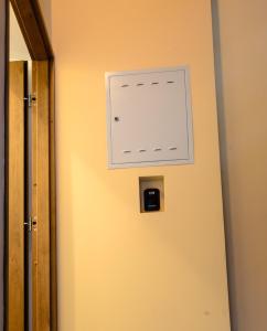una puerta con un interruptor de luz en la pared en Apartamenty Winnicy Kresy II, en Cracovia