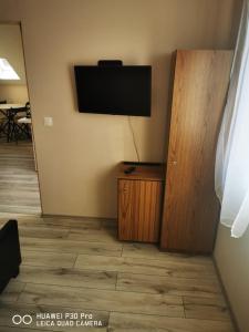 Televízia a/alebo spoločenská miestnosť v ubytovaní Renáta Apartman