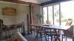 una sala da pranzo con tavolo e sedie in legno di Maison Rochefort quartier Montrival a Rochefort