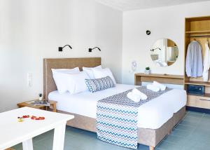 Maistrali Sea View Apartments tesisinde bir odada yatak veya yataklar