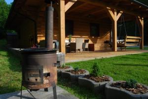 an outdoor grill in front of a house at Chata Snezienka in Oščadnica