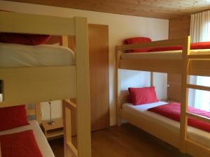 Zimmer mit 3 Etagenbetten in einer Hütte in der Unterkunft Wäldermetzge Hüttenzimmer und Wohnungen in Warth am Arlberg