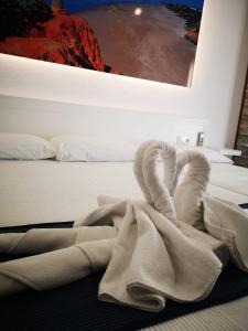 łóżko z ręcznikiem na górze w obiekcie Hostal Costa De La Luz w mieście Conil de la Frontera