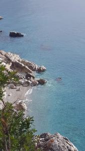 - une vue sur une plage de rochers et l'océan dans l'établissement Casa Borrelli, à Cittadella del Capo