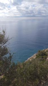 - une vue sur une étendue d'eau depuis une colline dans l'établissement Casa Borrelli, à Cittadella del Capo