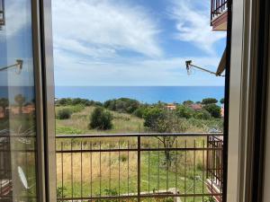 Elle offre une vue sur l'océan depuis sa fenêtre. dans l'établissement Casa Borrelli, à Cittadella del Capo