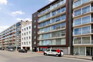 オーステンデにあるLichtrijk appartement Oostendeの建物前に停車する白いバン
