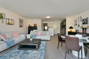 a living room with a couch and a table at Lichtrijk appartement Oostende in Ostend