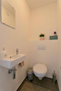 Koupelna v ubytování Lichtrijk appartement Oostende + 17 fotografií