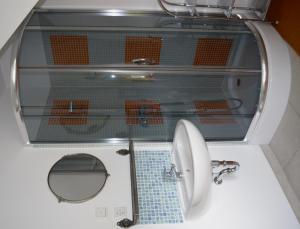 a bathroom with a bird cage and a toilet at Apartamenty u Majki in Frydman