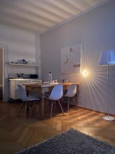a dining room with a table and chairs and a lamp at Ferienwohnung Dom- u. Regnitzblick in Bamberg
