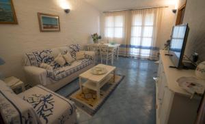 sala de estar con sofá y mesa en Costa Smeralda Villetta indipendente vista mare en Porto Cervo
