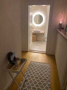a hallway with a table and a bathroom with a mirror at Ferienwohnung Dom- u. Regnitzblick in Bamberg