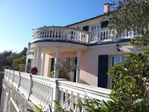 d'un balcon blanc sur une maison avec une clôture blanche. dans l'établissement B&B Villa Isabella, à Imperia