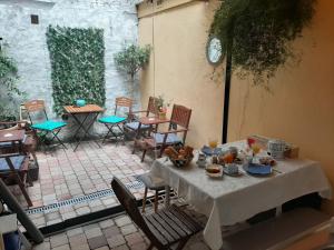 un patio al aire libre con una mesa con comida. en Juttershoek, en Kampen 12 fotos más