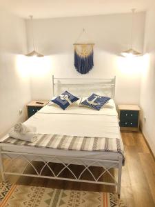 En eller flere senge i et værelse på Casa Mediterana