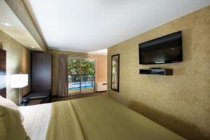 A television and/or entertainment centre at Victoria Inn Hotel & Convention Centre Brandon