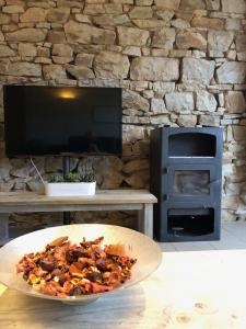 TV a/nebo společenská místnost v ubytování Holiday home Gite Saint Donat