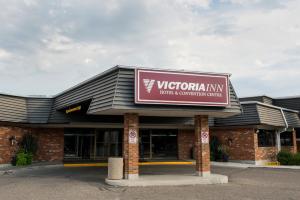 ein Gebäude mit einem Schild, das Virginiaia iv liest in der Unterkunft Victoria Inn Hotel & Convention Centre Brandon in Brandon