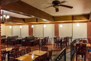 a restaurant with tables and chairs and a ceiling fan at Hotel Acuario de Veracruz in Veracruz