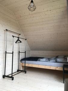 een bed in een kamer met een houten plafond bij White Houses Rewal in Rewal