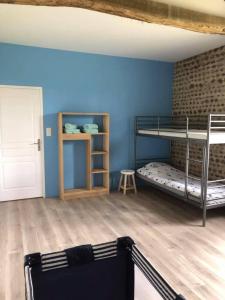 Cette chambre comprend 2 lits superposés et une porte. dans l'établissement Domaine Saint Esselin, à Larreule