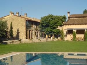 a house with a swimming pool in front of it at Agriturismo Sambuco in Pastrengo