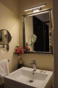 A bathroom at Hotel JYE by Serranillo, Mineral del Monte Hgo