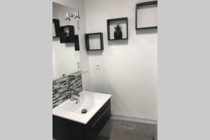 La salle de bains est pourvue d'un lavabo et d'un miroir. dans l'établissement Studio de la Tour des rondes - tout confort plein-centre, à Lavaur