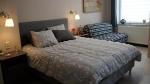 una camera con un letto e una sedia e una finestra di Les petits nids de Nina 2 a Fosses-La-Ville