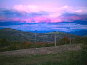 un campo con dos postes en medio de una colina en Selanka Off road Hill View en Moravské Lieskové