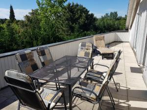 een patio tafel en stoelen op een balkon bij Ferienwohnungen Sansibar in Kasnevitz