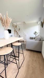 - un salon avec une table, des chaises et un canapé dans l'établissement T2 Confort Sillon St Malo, à Saint-Malo