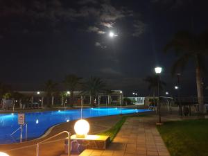 Bazén v ubytování Apartamentos Playa Feliz nebo v jeho okolí