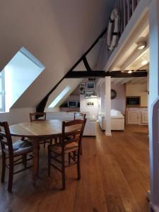 a dining room with a table and chairs and a bedroom at Phare des Impressionnistes in Honfleur