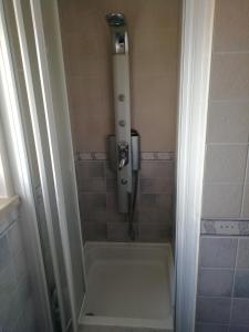 uma casa de banho com chuveiro em Grillohouse na Lourinhã