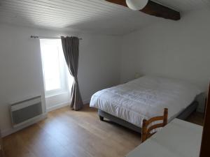 - une chambre avec un lit, une fenêtre et une table dans l'établissement Grand gite du Puy Lambert, à La Flocellière