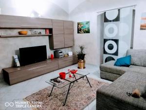a living room with a couch and a tv at Appuntamento Al porto in Savona