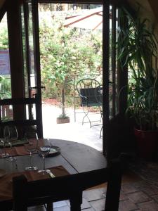 サン・シルク・ラポピーにあるL’Auberge du Sombralのワイングラス付きテーブル